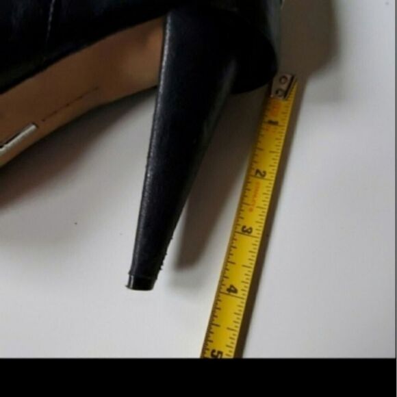 7.5 VINCE CAMUTO STUDDED BLACK LEATHER PEEP CUFFED HEELED BOOTS BOOTIES 7 - Picture 2 of 8